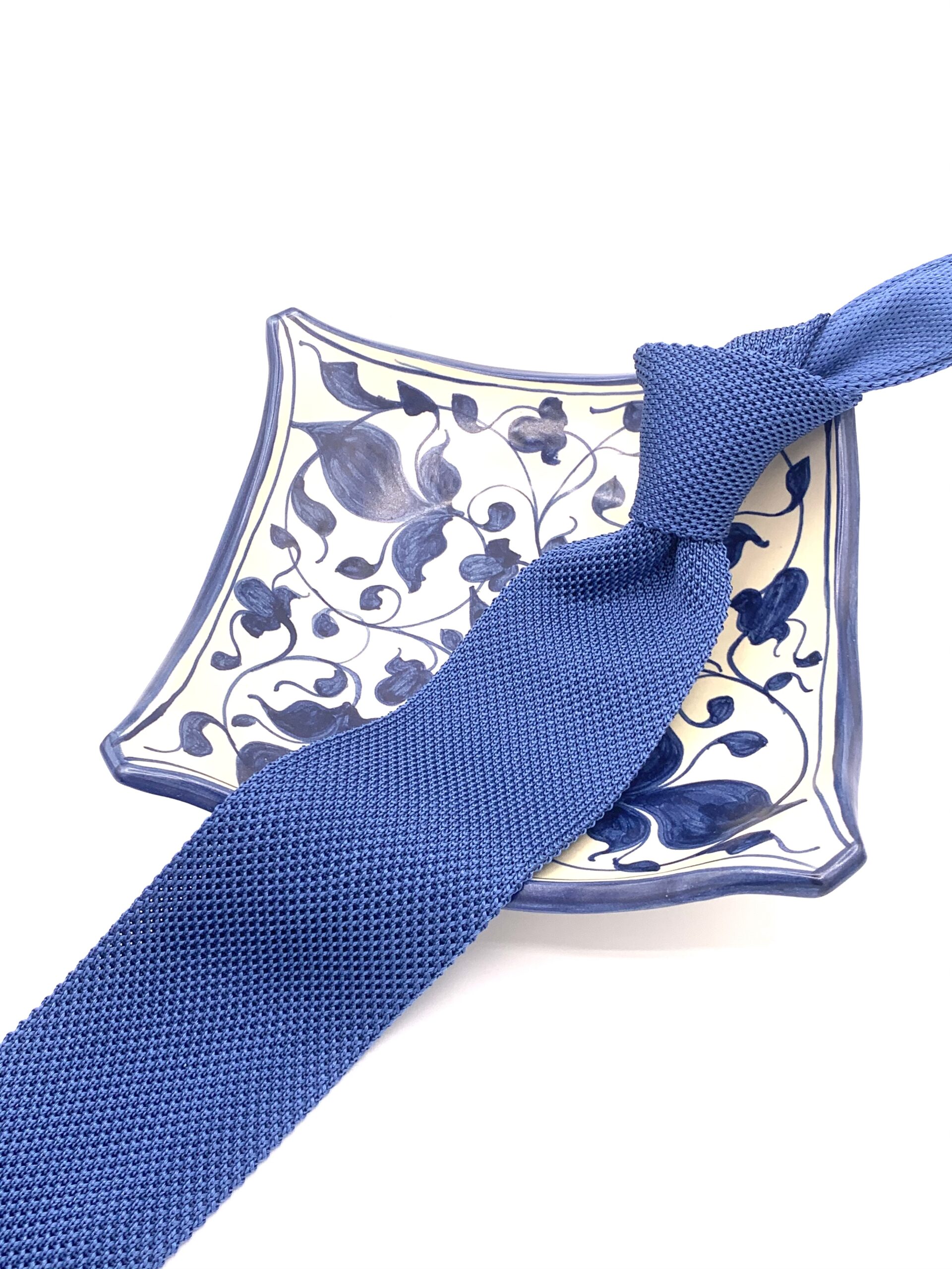 cravatta di maglia azzurra
